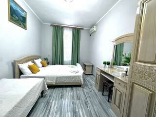 Гостиница Ношен Лазаревское Трехместный номер с общим туалетом-2