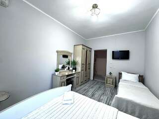 Гостиница Ношен Лазаревское Трехместный номер с общим туалетом-7