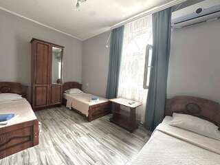 Гостиница Ношен Лазаревское Трехместный номер с общим туалетом-15