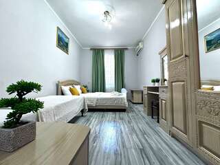 Гостиница Ношен Лазаревское Трехместный номер с общим туалетом-1