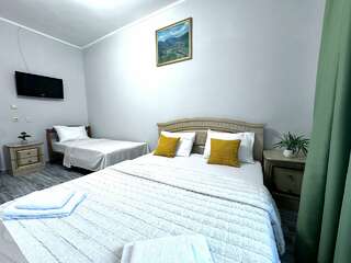 Гостиница Ношен Лазаревское Трехместный номер с общим туалетом-6