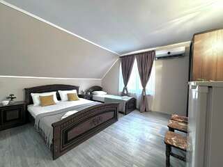 Гостиница Ношен Лазаревское Классический четырехместный номер-11