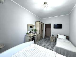 Гостиница Ношен Лазаревское 3-местный номер эконом (удобства на этаже)-12