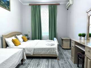 Гостиница Ношен Лазаревское Трехместный номер с общим туалетом-9