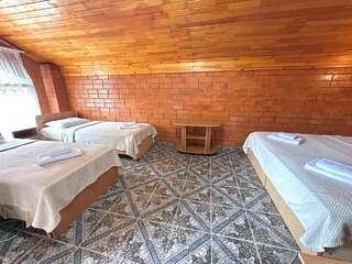 Гостиница Ношен Лазаревское Классический четырехместный номер-15